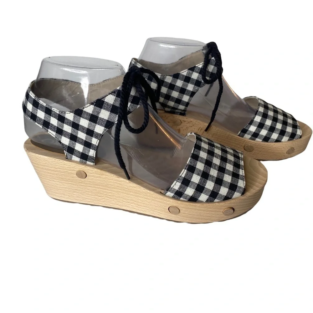 Sedette Canvas Wedge Sandals. Size 8